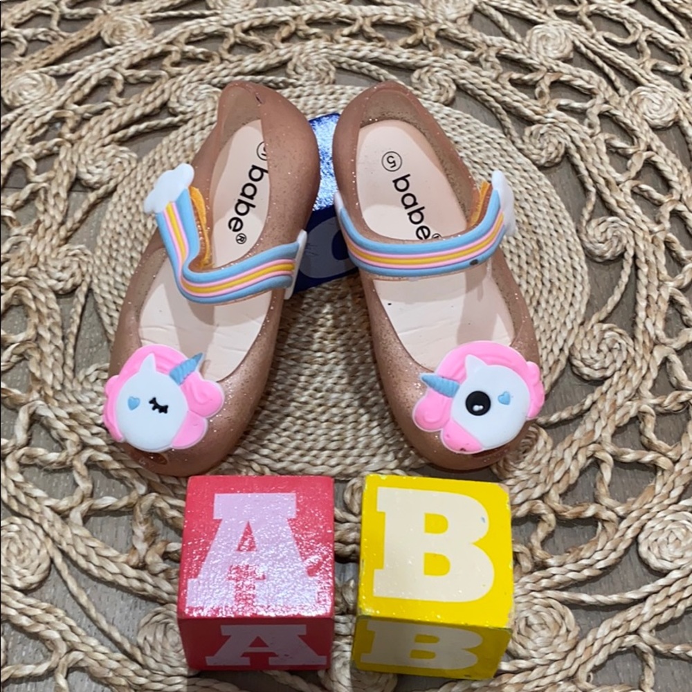 Sandal with open toe.